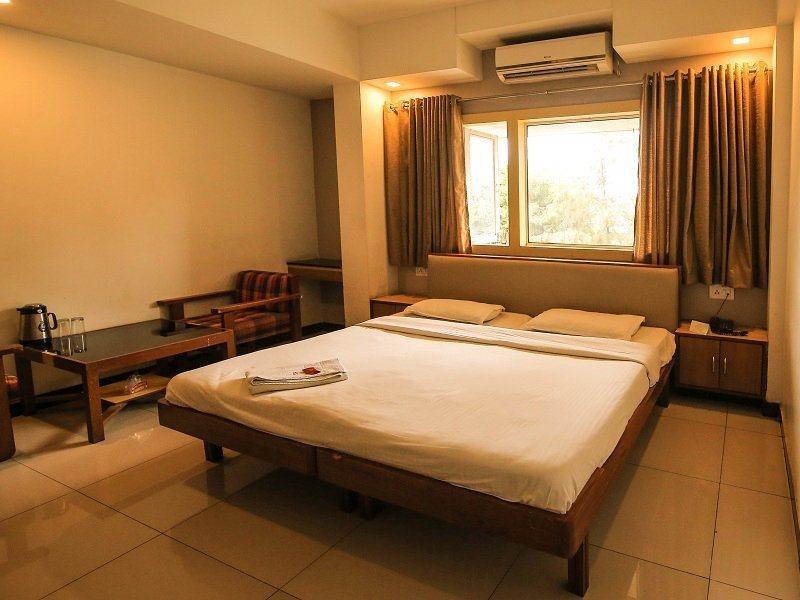 Hotel Sangam Karad Экстерьер фото